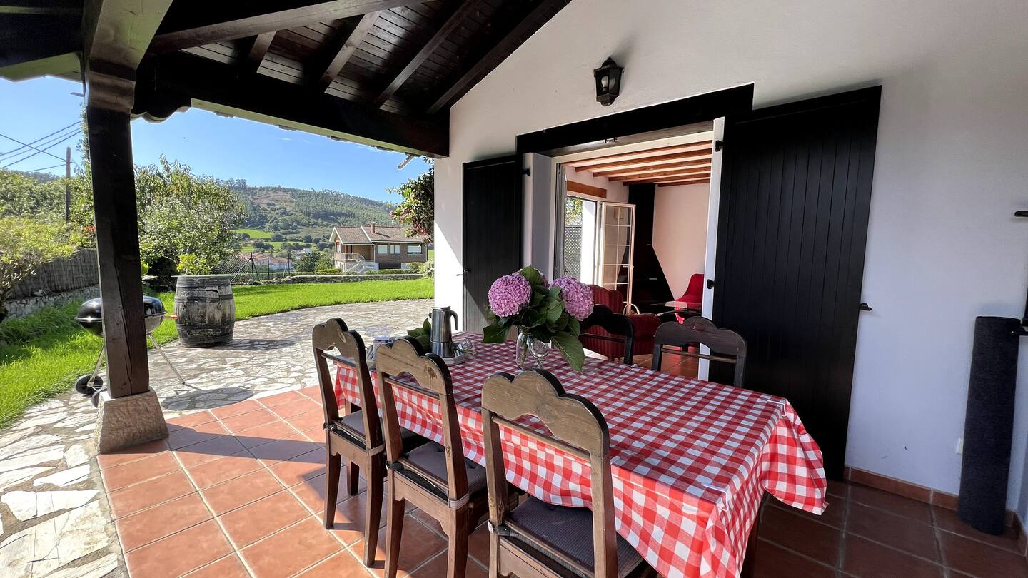 porche con barbacoa en casa de alquiler en cantabria