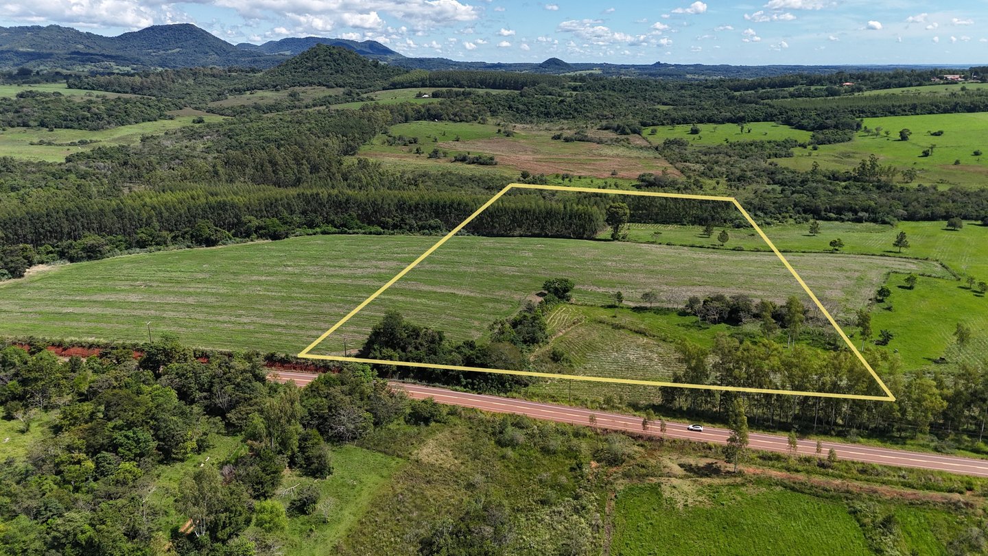 6,8 ha Grundstück an Asphaltstraße in Colonia Independencia, Paraguay