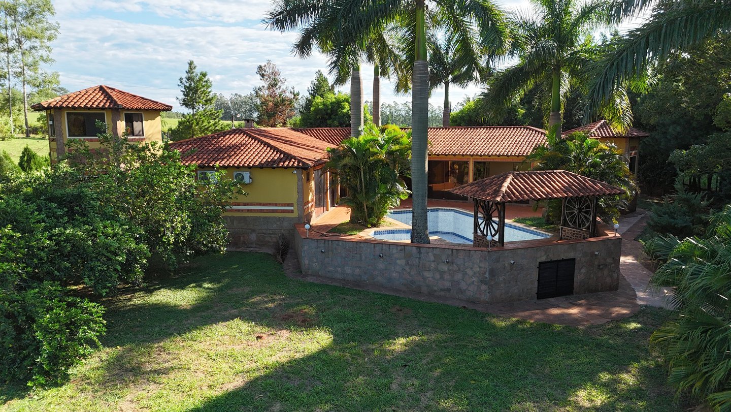 Exklusives Anwesen in Independencia – 4000 m² Grundstück mit Wohnhaus, Pool und Gästeapartment 