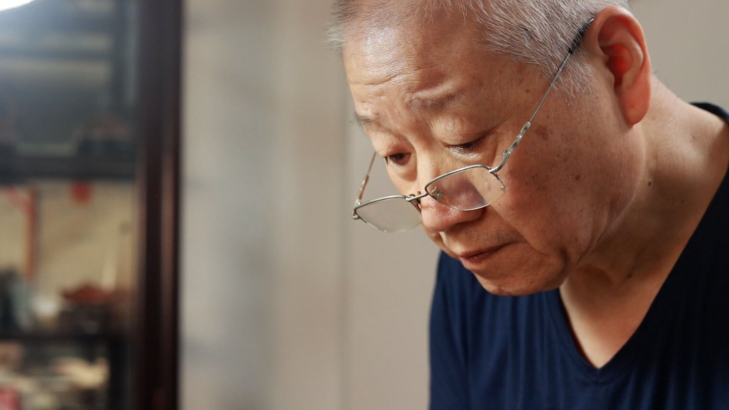 Artisan Kuai Liangrong crafting a teapot