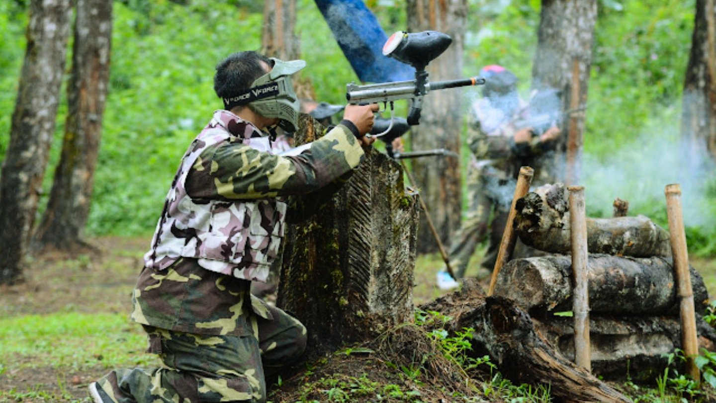 Peserta mencoba paket paintball lengkap dengan seragam kamuflase dan perlengkapan safety