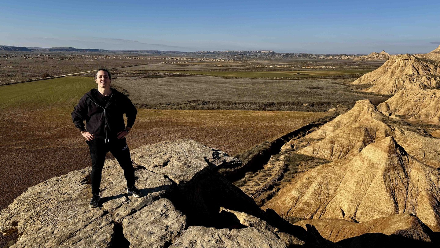 Borja en un mirador de juan obispo, con vistas panorámicas al desierto