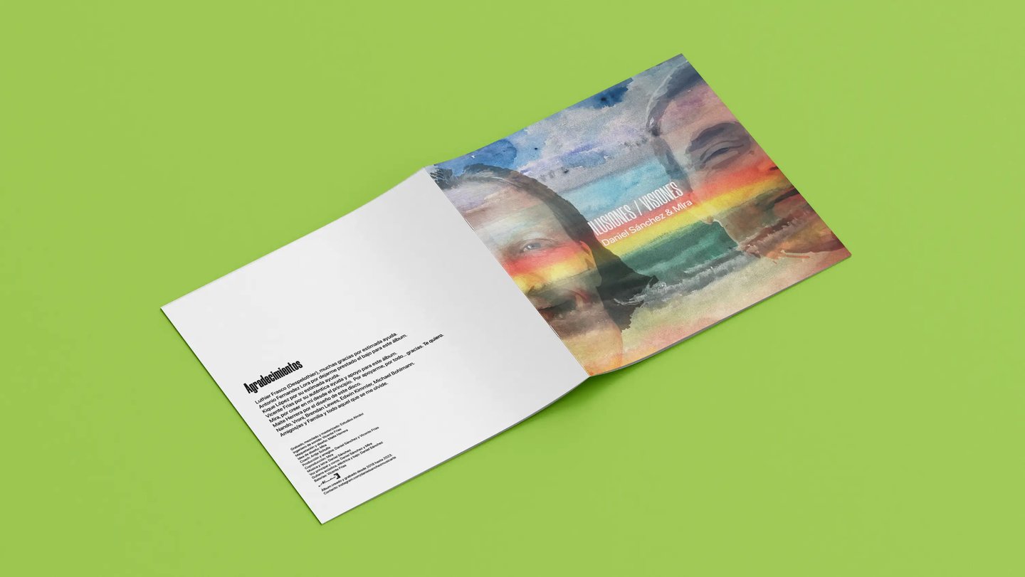 Parte posterior del libreto Ilusiones/Visiones sobre fondo verde