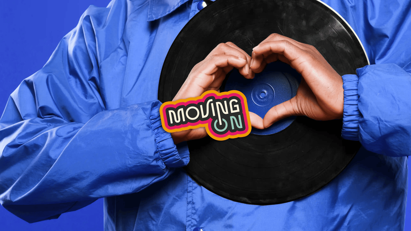 Persona vestida de azul con un vinilo en las manos y el logo de Moving On al frente