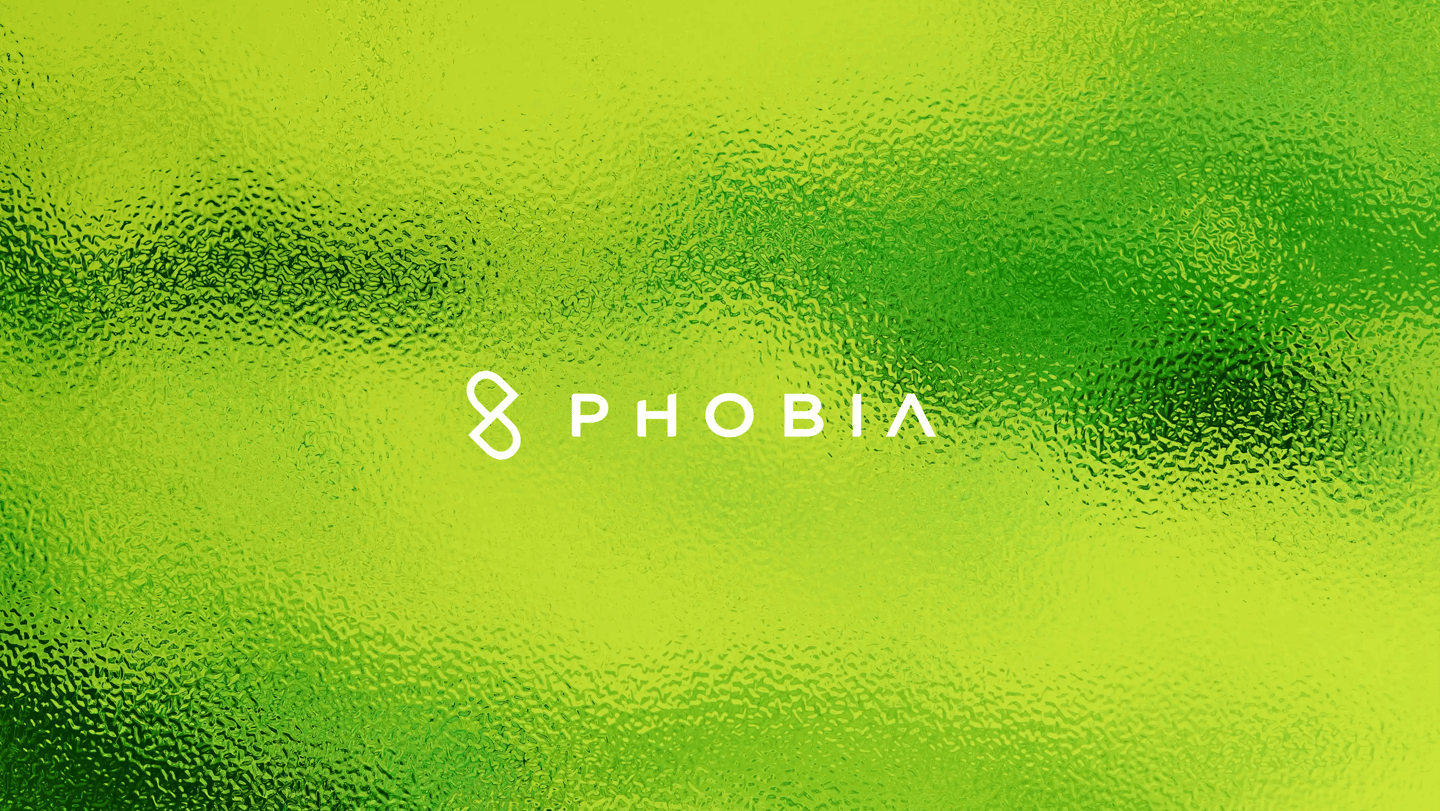 Logotipo de Phobia sobre fondo de cristal verde