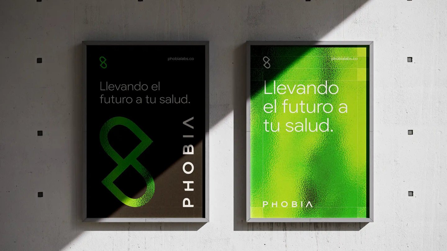 Fotografía de los carteles publicitarios de Phobia Labs sobre pared de hormigón