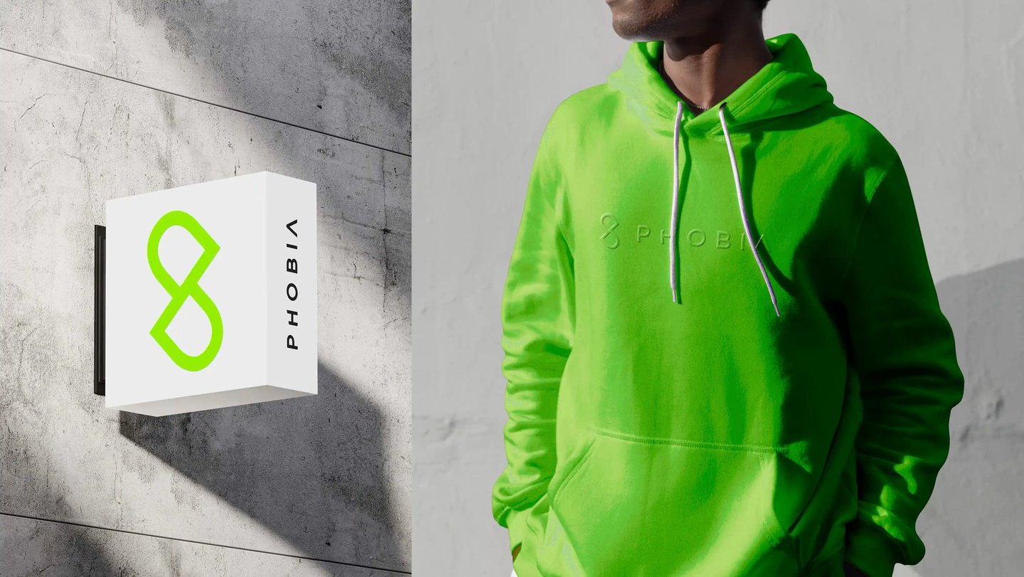 Rótulo de Phobia Labs a la izquierda y chico con sudadera verde a la derecha