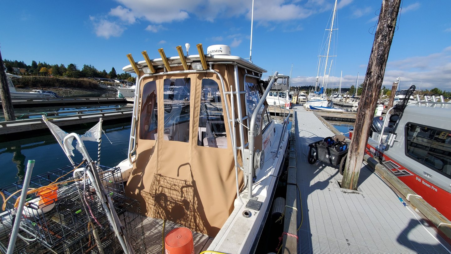 powerboat aft curtain with strataglass and sunbrella canvas