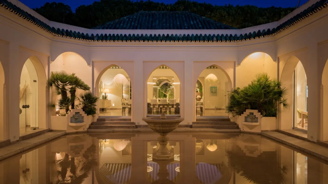Arched courtyard of Villa El Rincon with fountain
