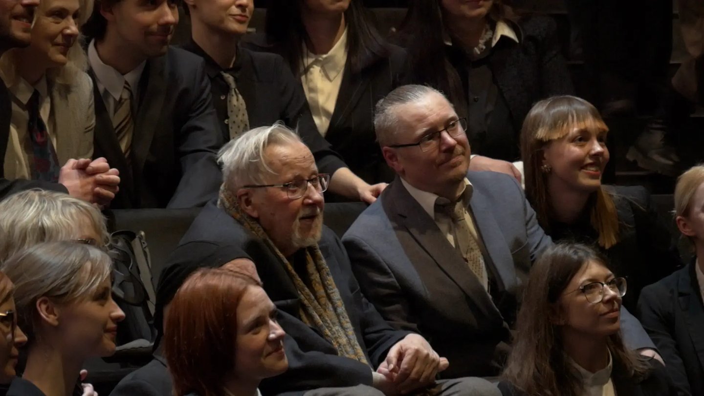 Prof. Vytautas Lansbergis stebi "03/11 gyvai" spektaklį