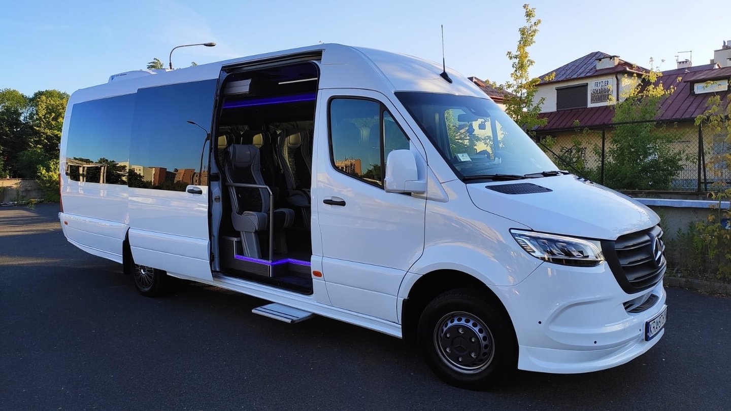 إيجار باص سياحي للعوائل الكبيره و المجموعات  مرسيدس سبرنتر فى النمسا 