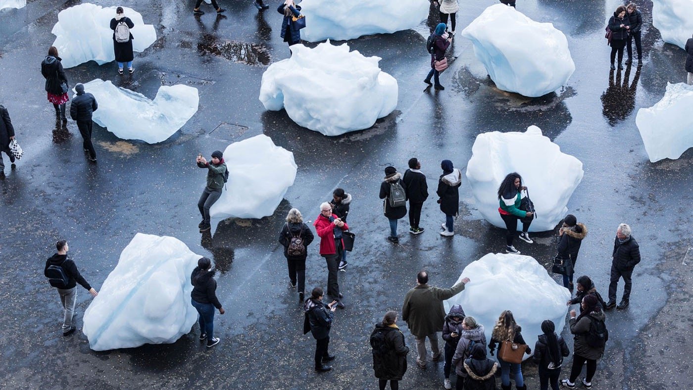 Eliasson trouxe blocos de gelo do Ártico para as ruas de cidades como Londres e Paris.