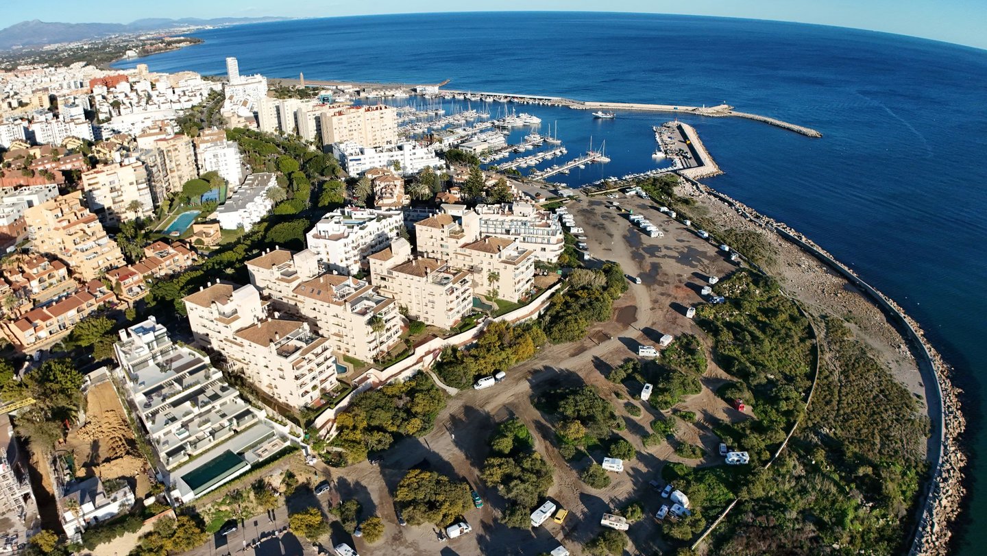 Vista aerea de Estepona zona puerto deportivo