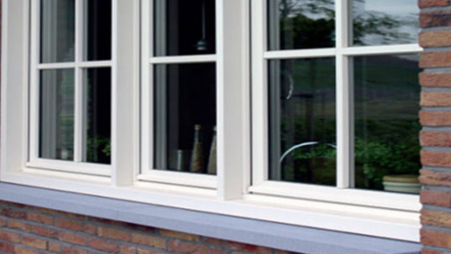 Glazenwasser Assen zorgt ervoor dat kozijnen brandschoon zijn, langere levensduur van uw verf