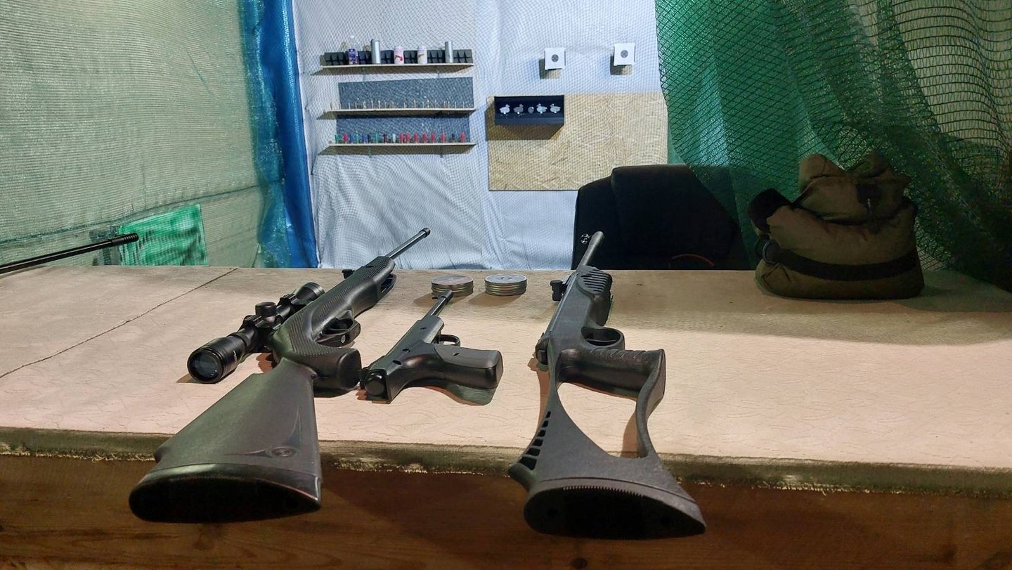 daug ginklu ant stalo pneumatiniu ginklų tire