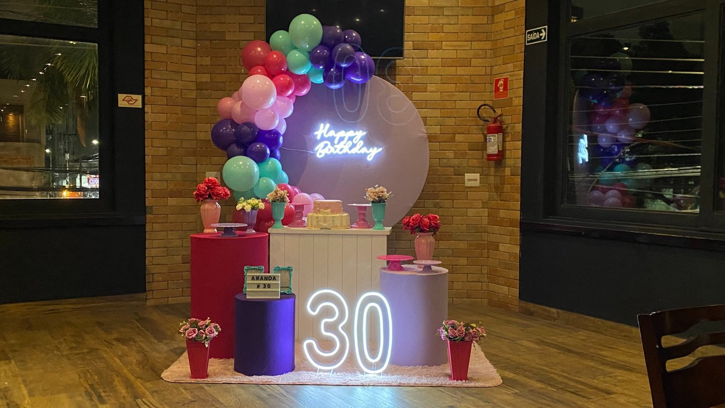 Decoração infantil tema De Repente 30 com cores vibrantes