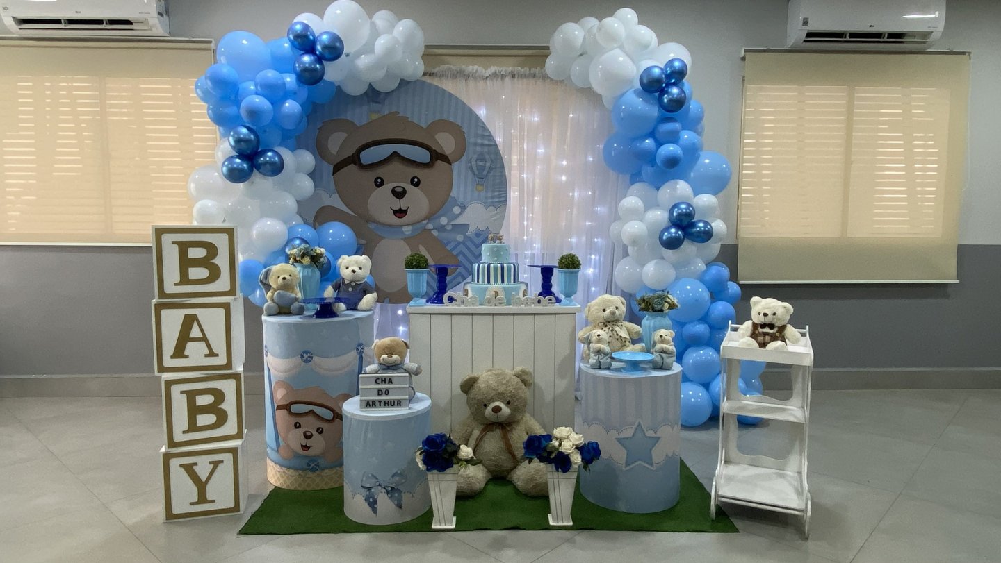 Decoração de chá de bebê tema Ursinho Aviador com cores suaves e detalhes delicados