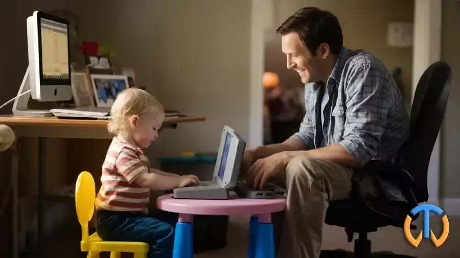 Un père et son jeune fils devant un jeu éducatif