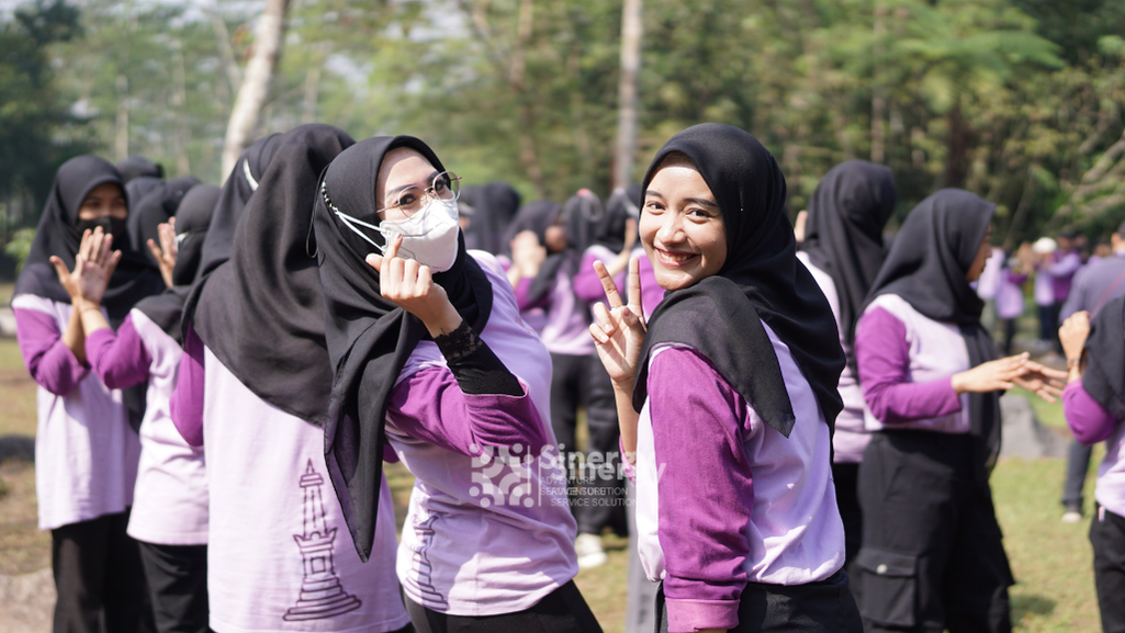 Peserta outbound sedang mengikuti fun games di area outdoor Jogja