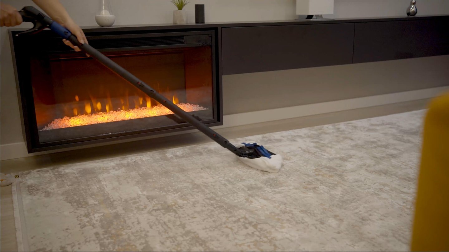 Błyskawiczne odświeżanie dywanów i usuwanie plam bez ich przemaczania za pomocą technologii suchej pary EV Atlantis.