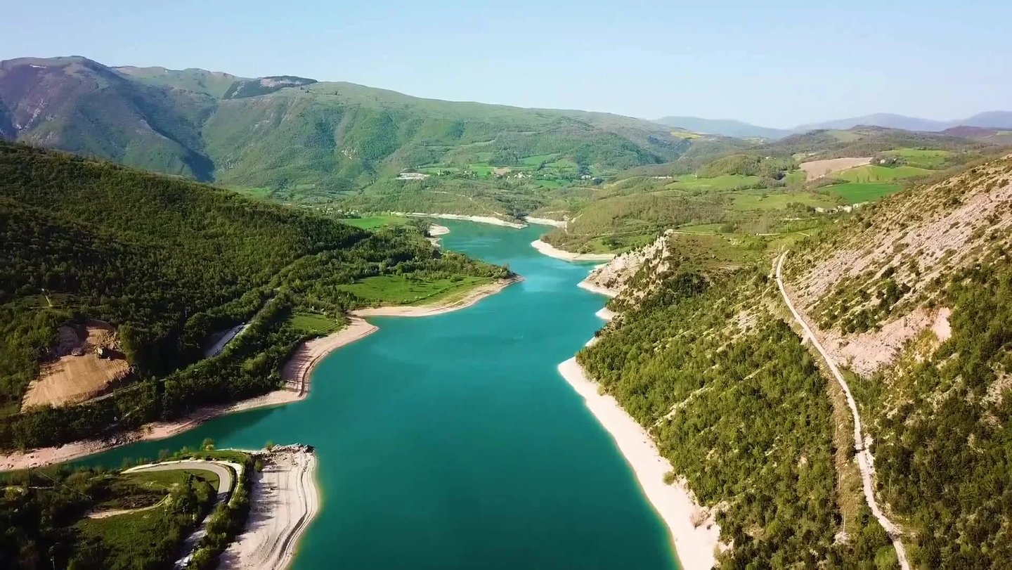Lago montano natura incontaminata Marche