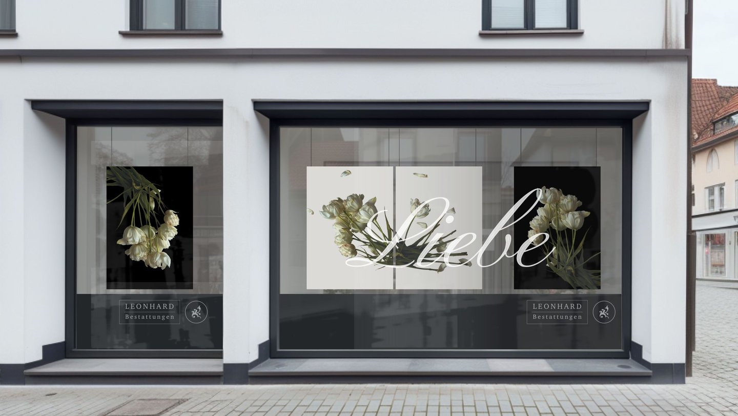 Schaufenster mit Blumen-Plakaten und Beschriftung "Liebe"