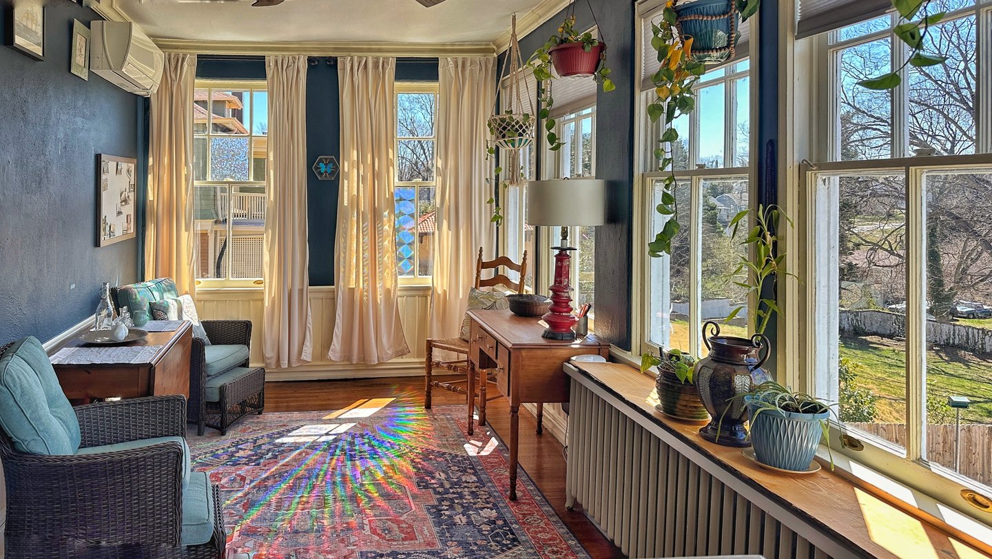 sunroom of the overlook 2123 rivermont apartments