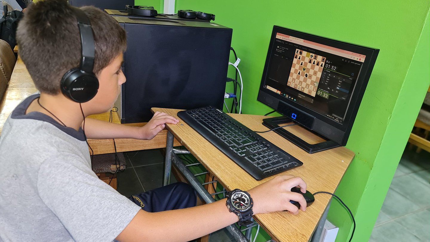 Clases de ajedrez online en el colegio caminito