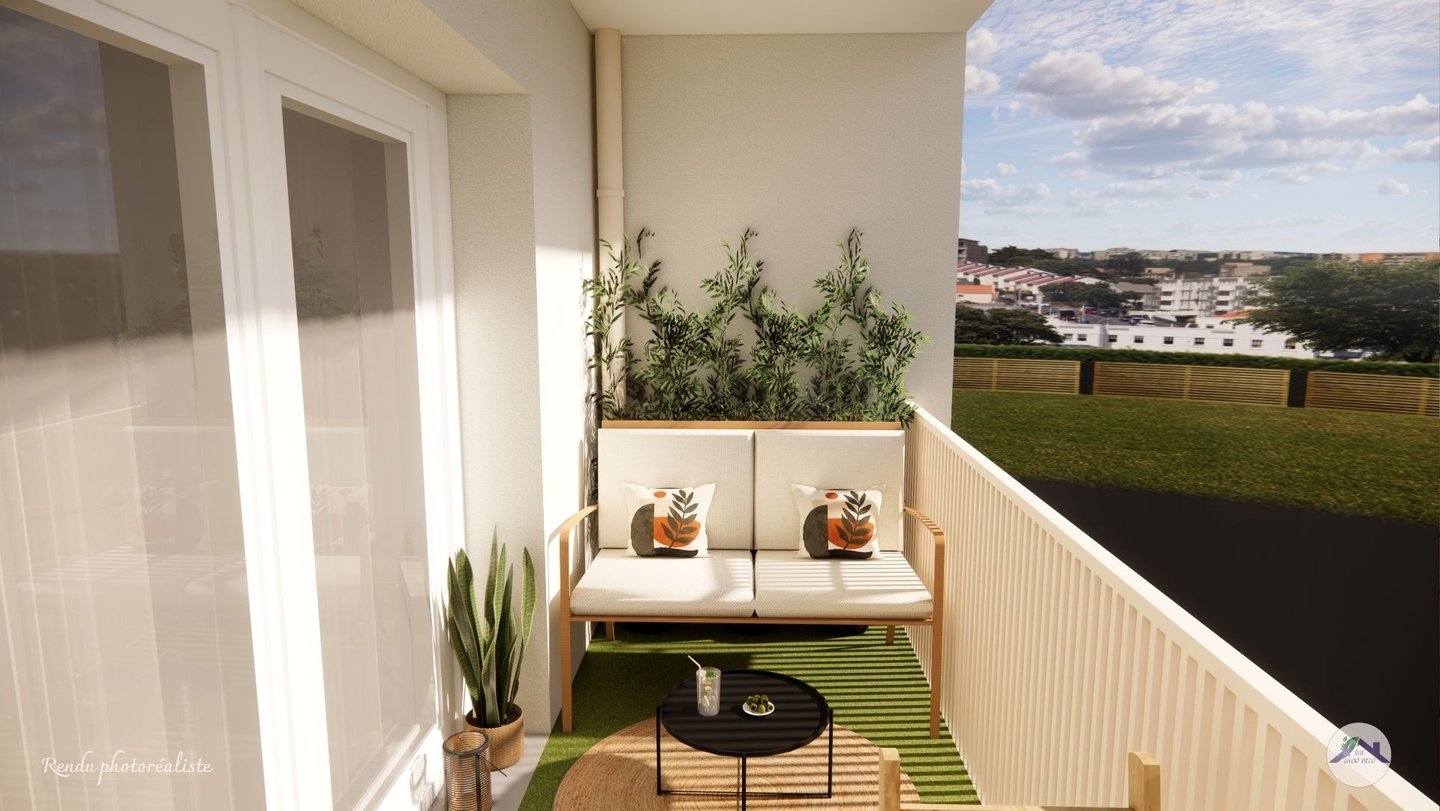 Aménagement terrasse en longueur avec mobilier adapté et bambou décoratif