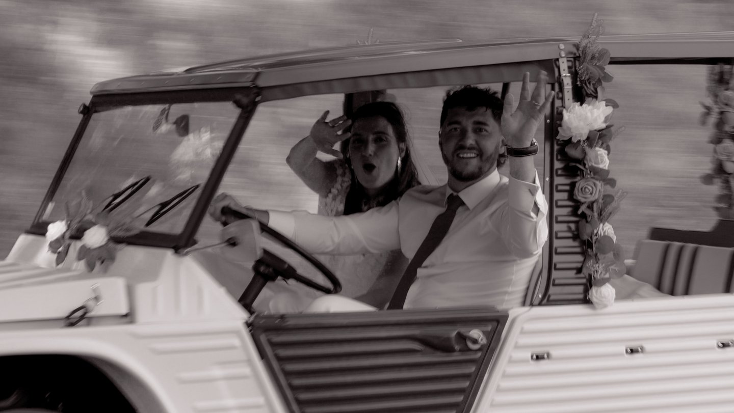 Hélène et didou au volant d'une Méhari 