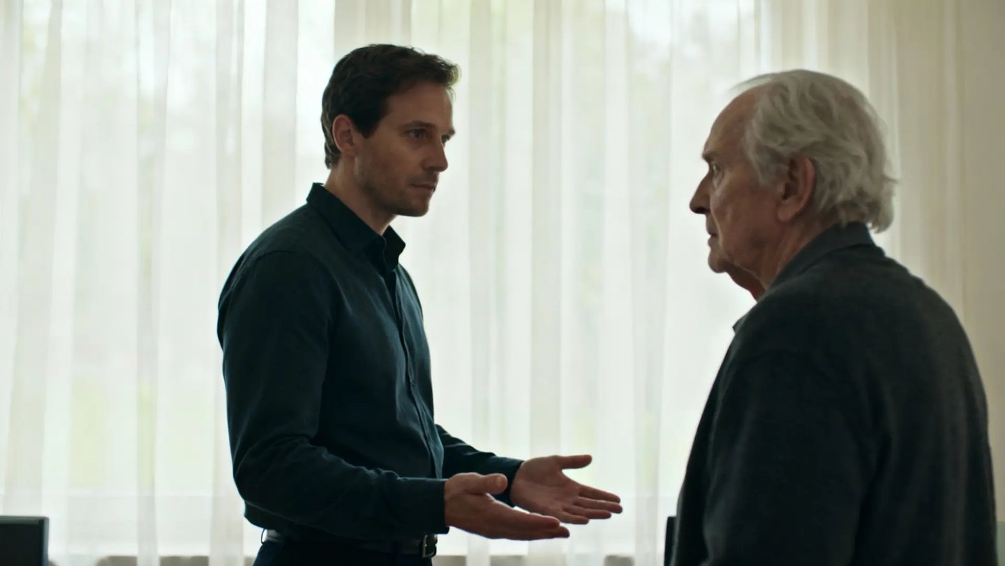 Ruhige Deeskalation bei Aggression bei Demenz durch Abstand und offene Körperhaltung