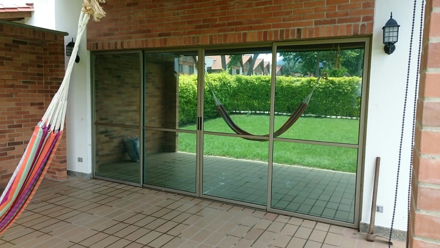 Gane provacidad al polarizar sus ventanas, privacidad en casas, oficinas y locales