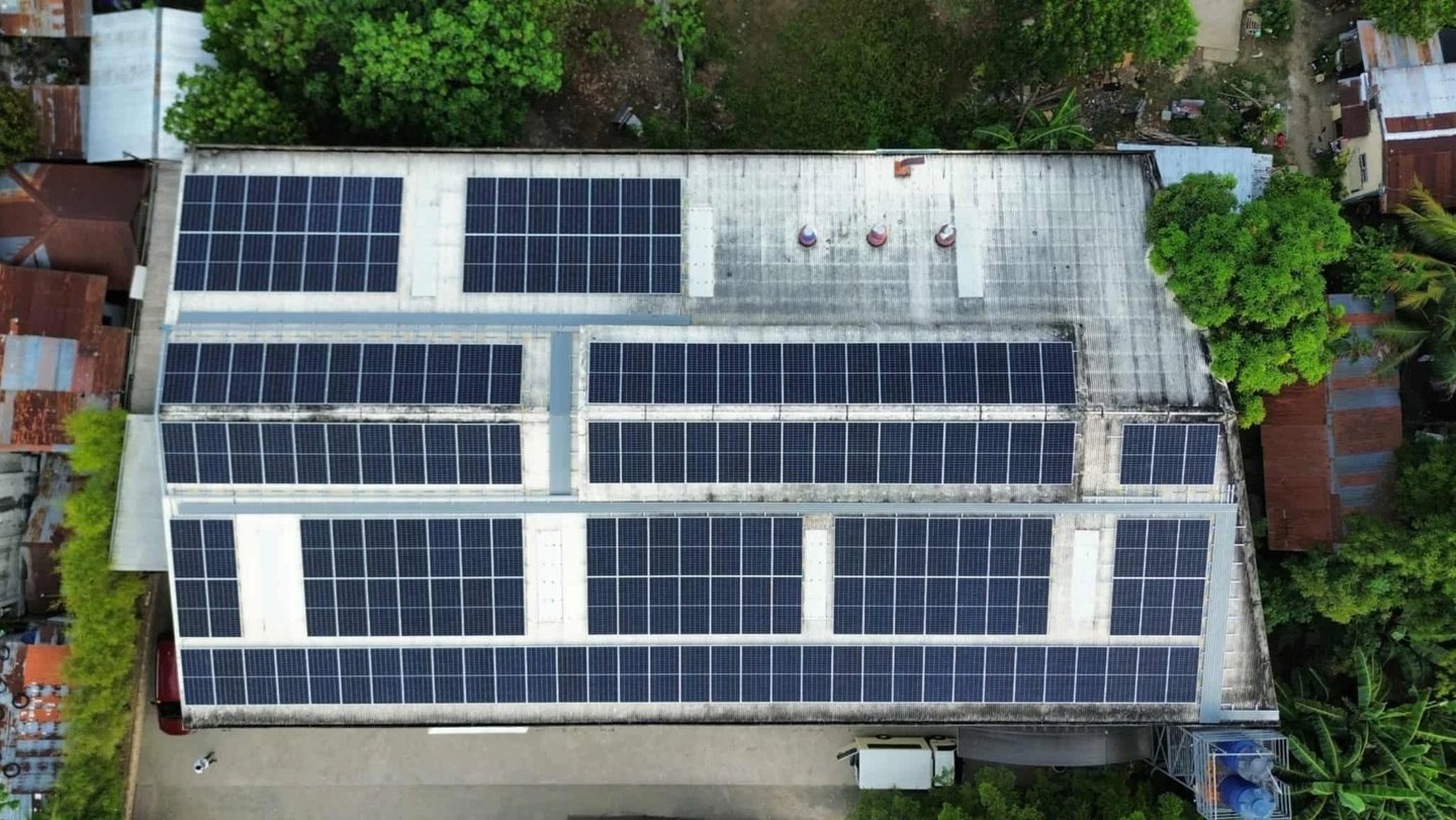 Aerial view of a commercial rooftop solar panel installation providing sustainable energy.