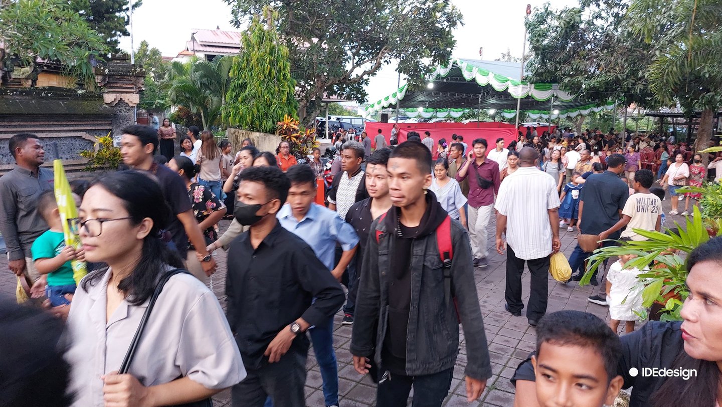 Umat memasuki paroki tuka Rabu Abu 2024