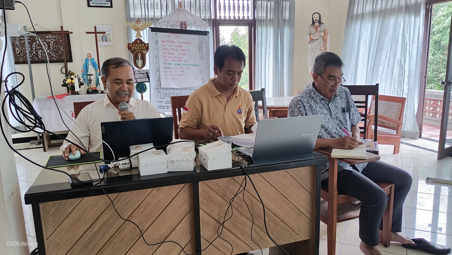 Pastor Paroki bersama Sekretaris Paroki Tuka