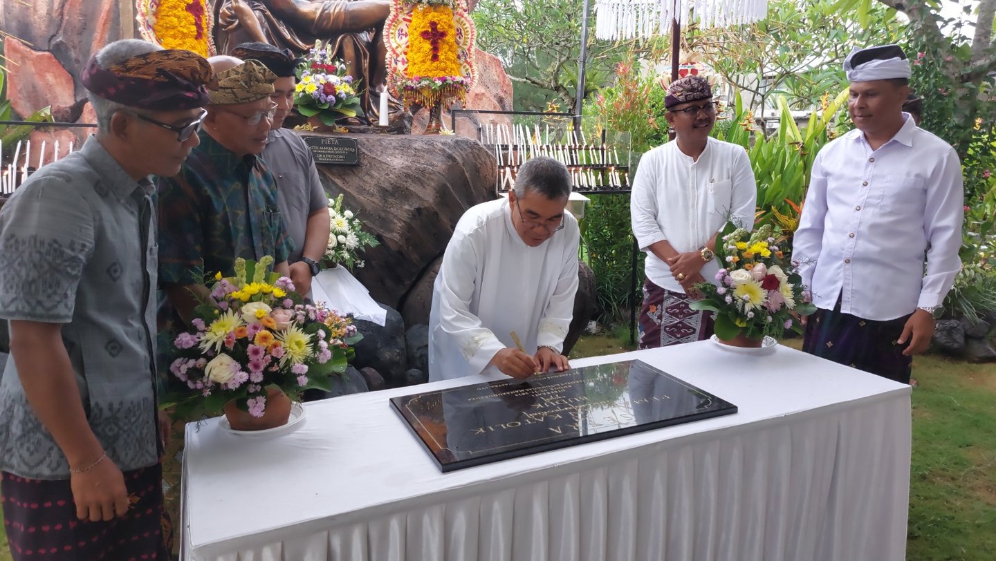 Romo Paskalis menandatangani Kremasi di Buduk