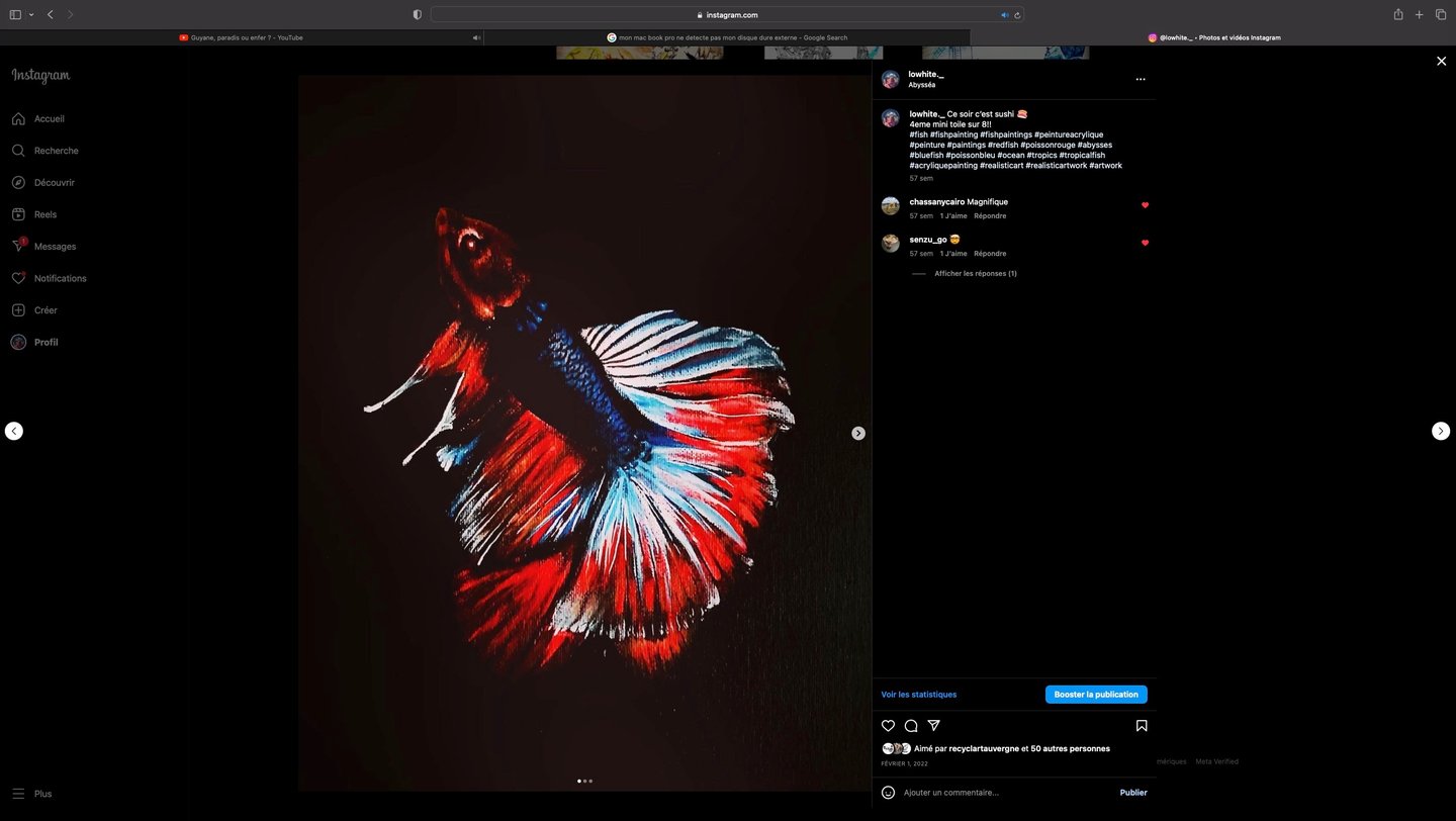 un poisson rouge noir et bleu