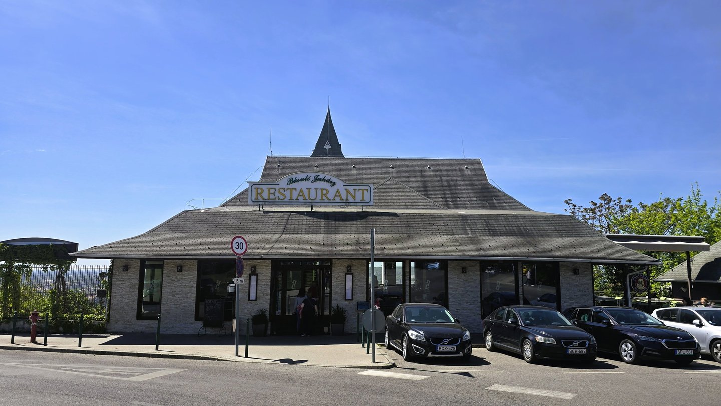 Restauracja Busulo Juhasz na Górze Gellerta