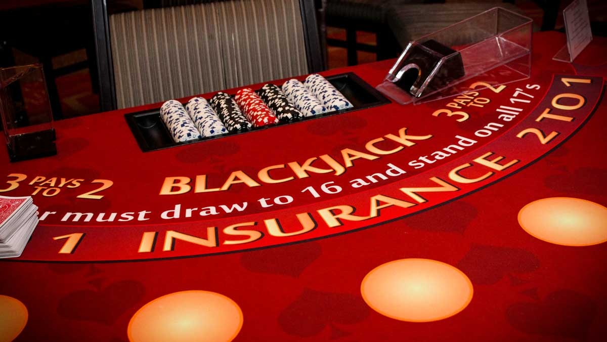 Người chơi blackjack tập trung trong sòng bài RR88