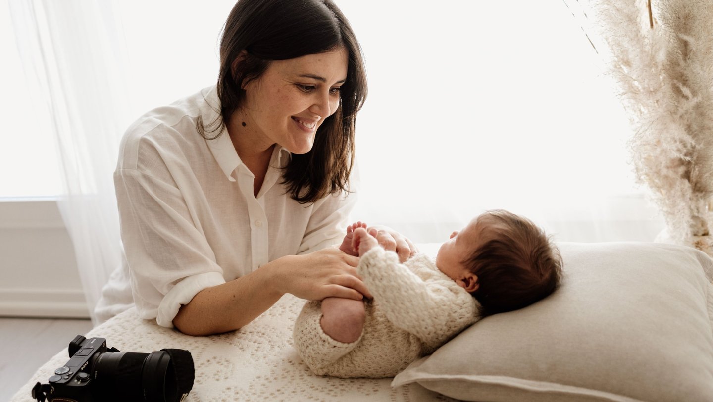 Fotógrafa con recién nacido - sesión de fotografía de bebés en Villena