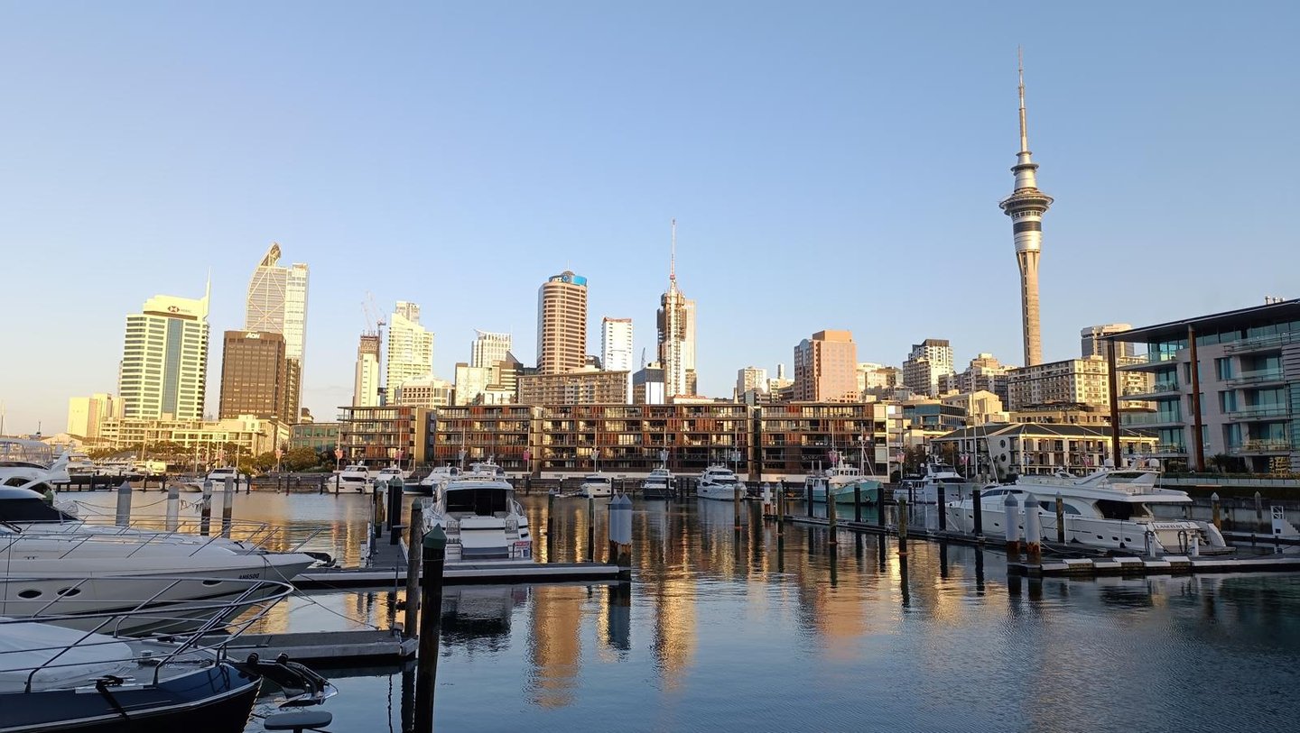 vistas al viaduct harbour y al CBD de auckland, new zealand