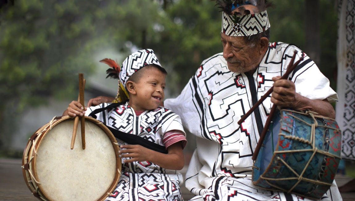 Niño y anciano de la Comunidad Yine