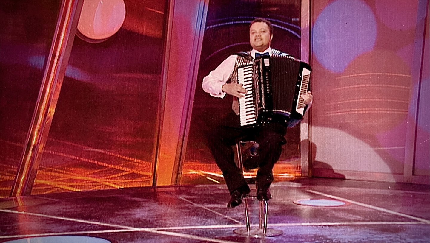 Jon Yon performing and subsequently Winning the Talent Show on Ant and Dec's Saturday Night Takeaway