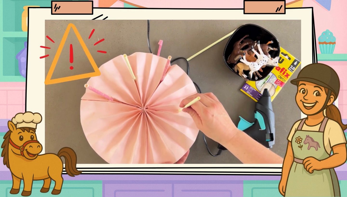 Frau klebt Strohhalme am Karussell-Dach fest