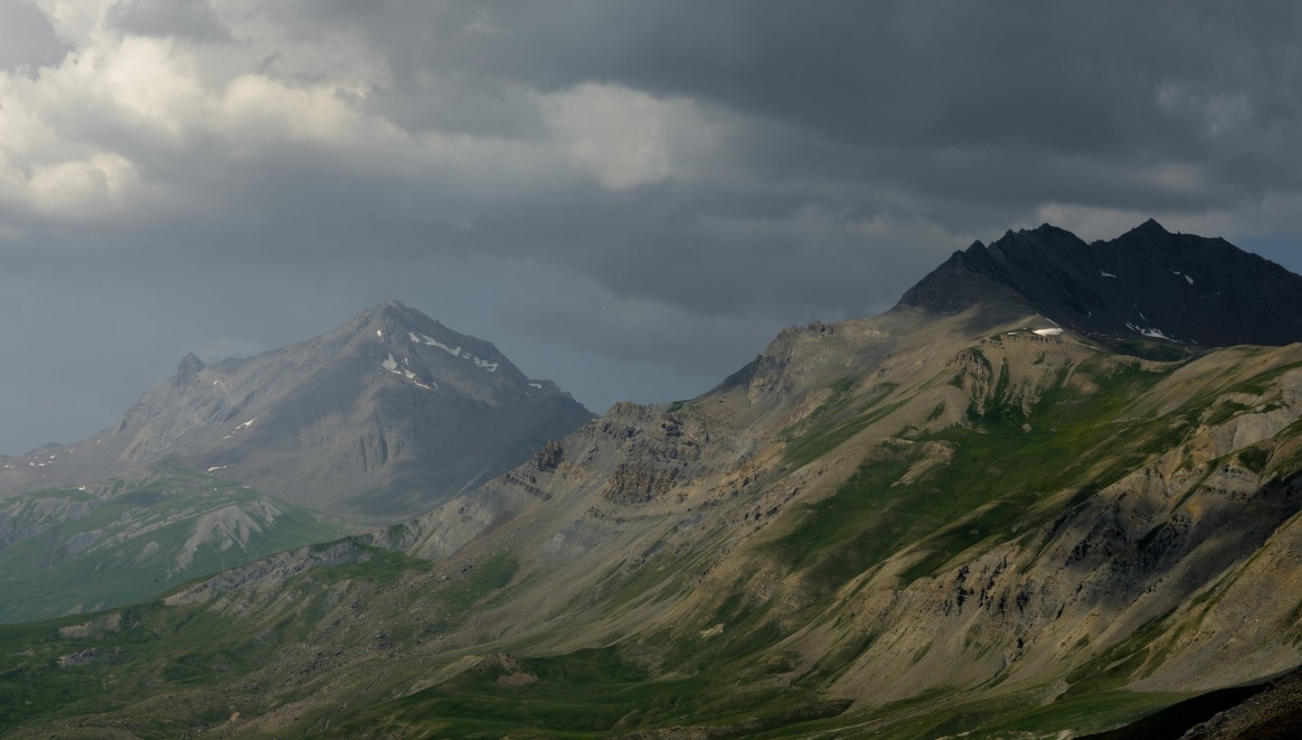 Pic des Trois Evêchés et Goléon sous une lumière d'orage