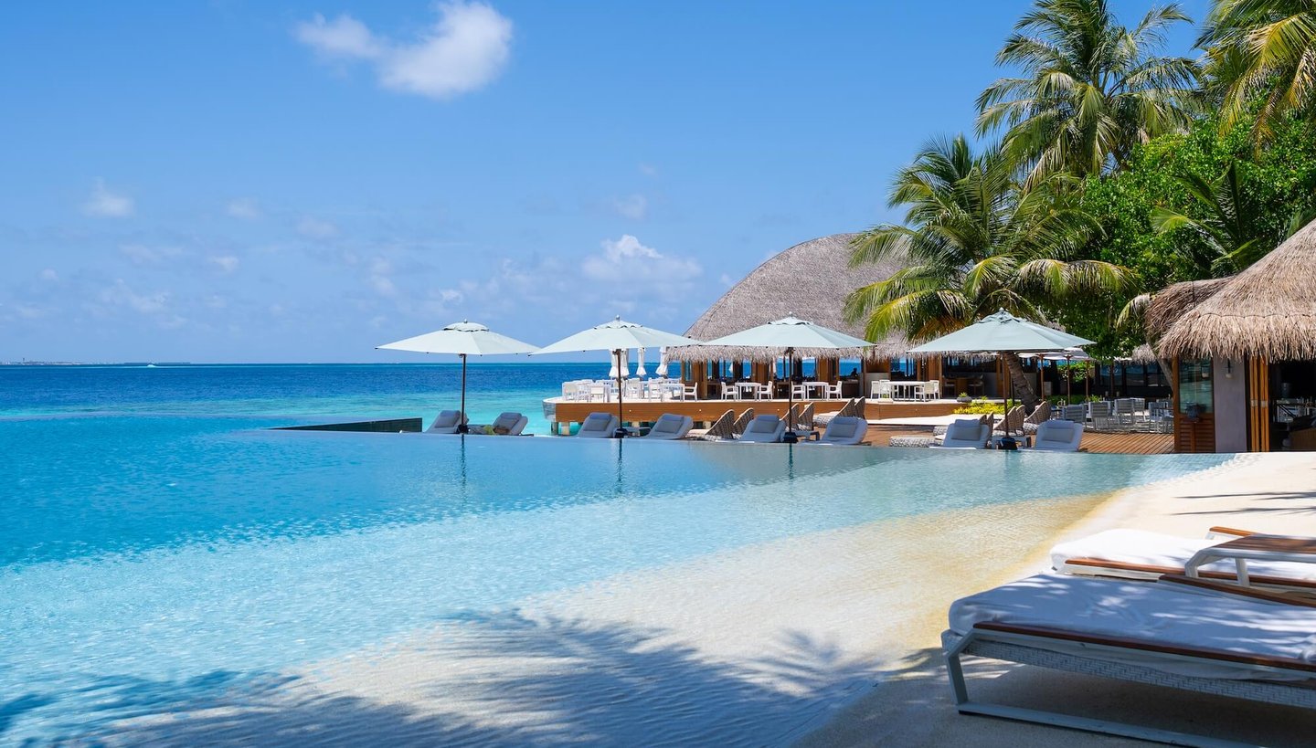 Huvefen Fushi Maldives pool