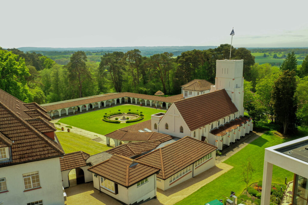 Downe House Global Academy'nin ana bahçesi ve okul binası