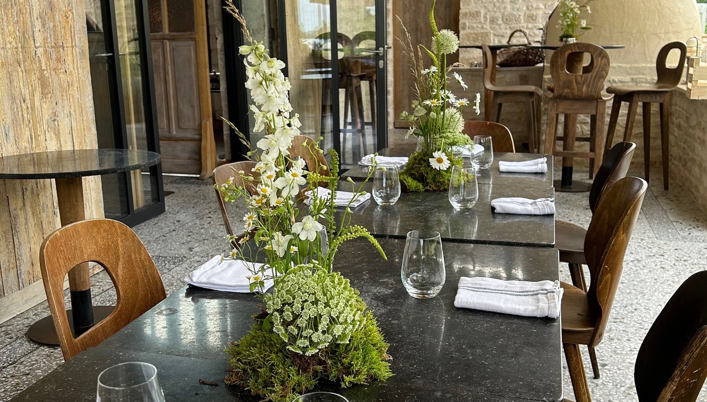 vue d'ensemble d'une table de réception décoré de fleurs des champs légère pour un baptêmes 