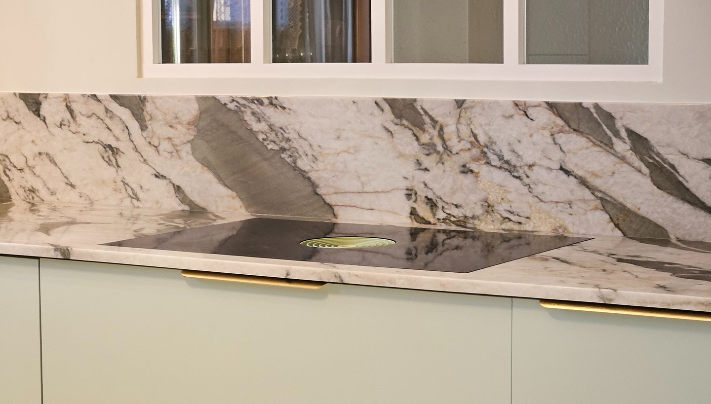 Quartzite moon ray et plaque de cuisson Bora à  fleur