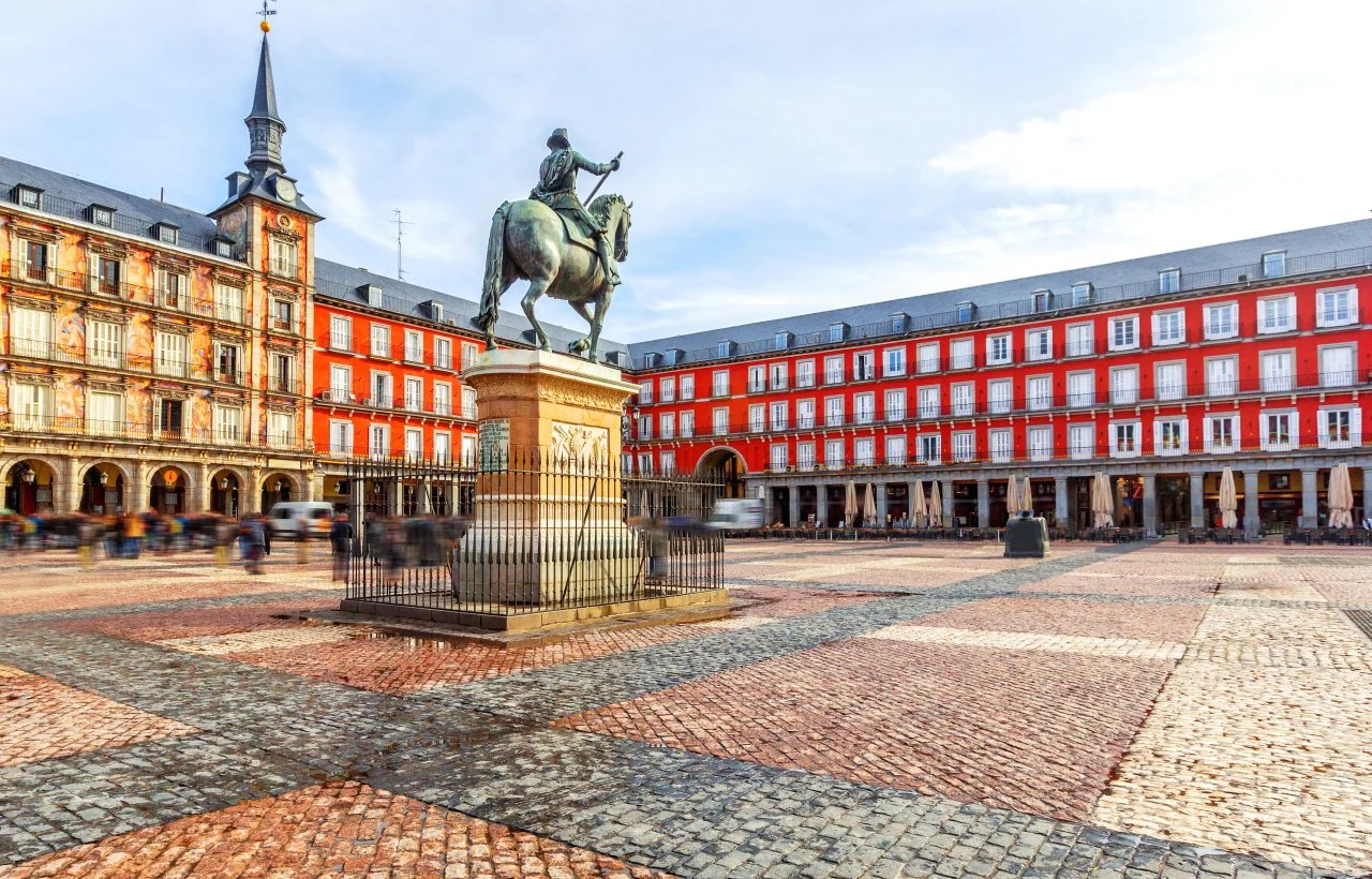 Madrid mit Blick auf bekannte Sehenswürdigkeiten und belebte Straßen.